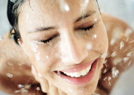 ducha caliente para combatir tos seca